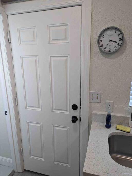 Renovate Large Studio 21-Directly Across Beach St. Pete Beach Luaran gambar