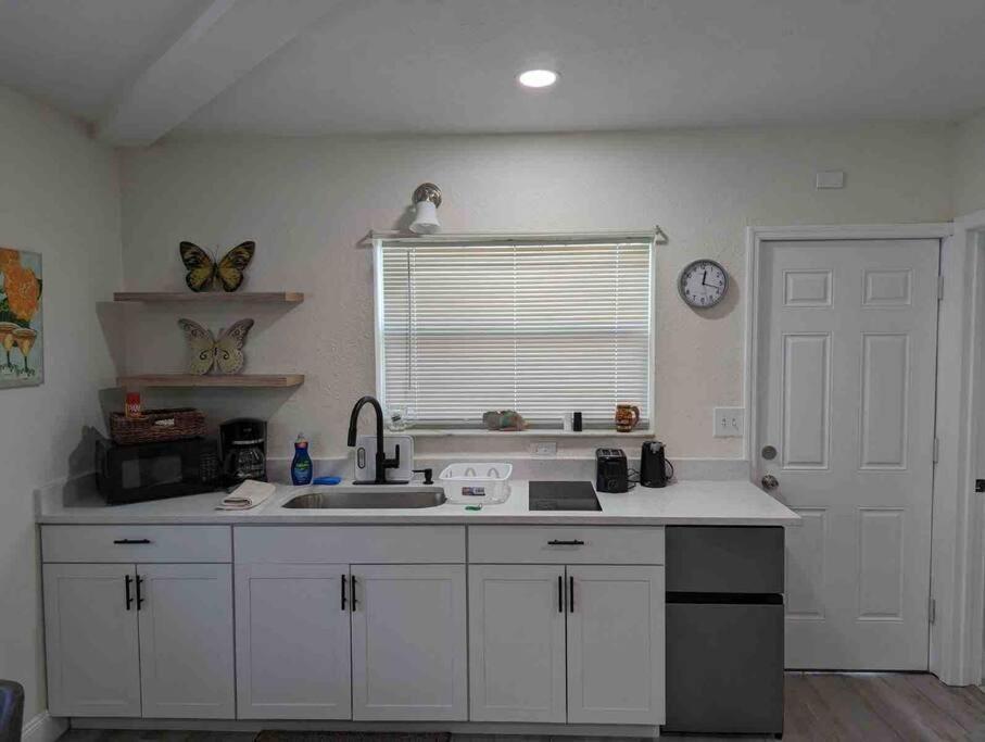 Renovate Large Studio 21-Directly Across Beach St. Pete Beach Luaran gambar